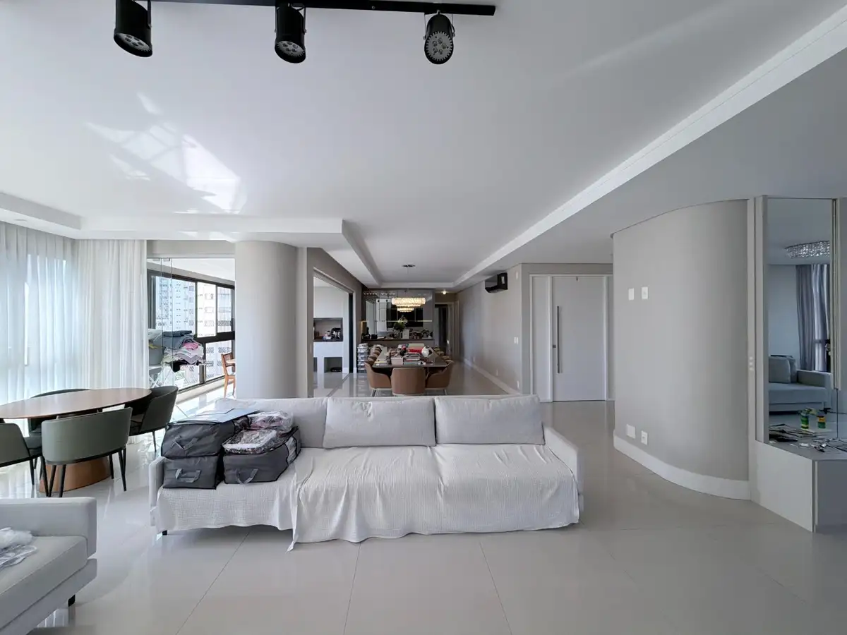 Apartamento com 4 suítes vista mar no Centro, Florianópolis.